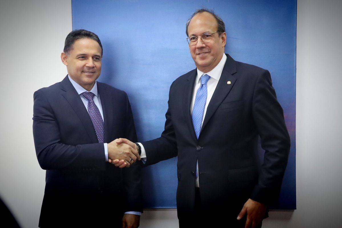 honohenriquez's tweet photo. Colombia necesita instituciones fuertes, que dialoguen con respeto y actúen con independencia. 

Sostuve una reunión con el honorable presidente del @consejodeestado, Alberto Montaña Plata. Coincidimos en la importancia de mantener una relación de colaboración armónica entre las ramas del poder público, siempre con pleno respeto por la autonomía constitucional.