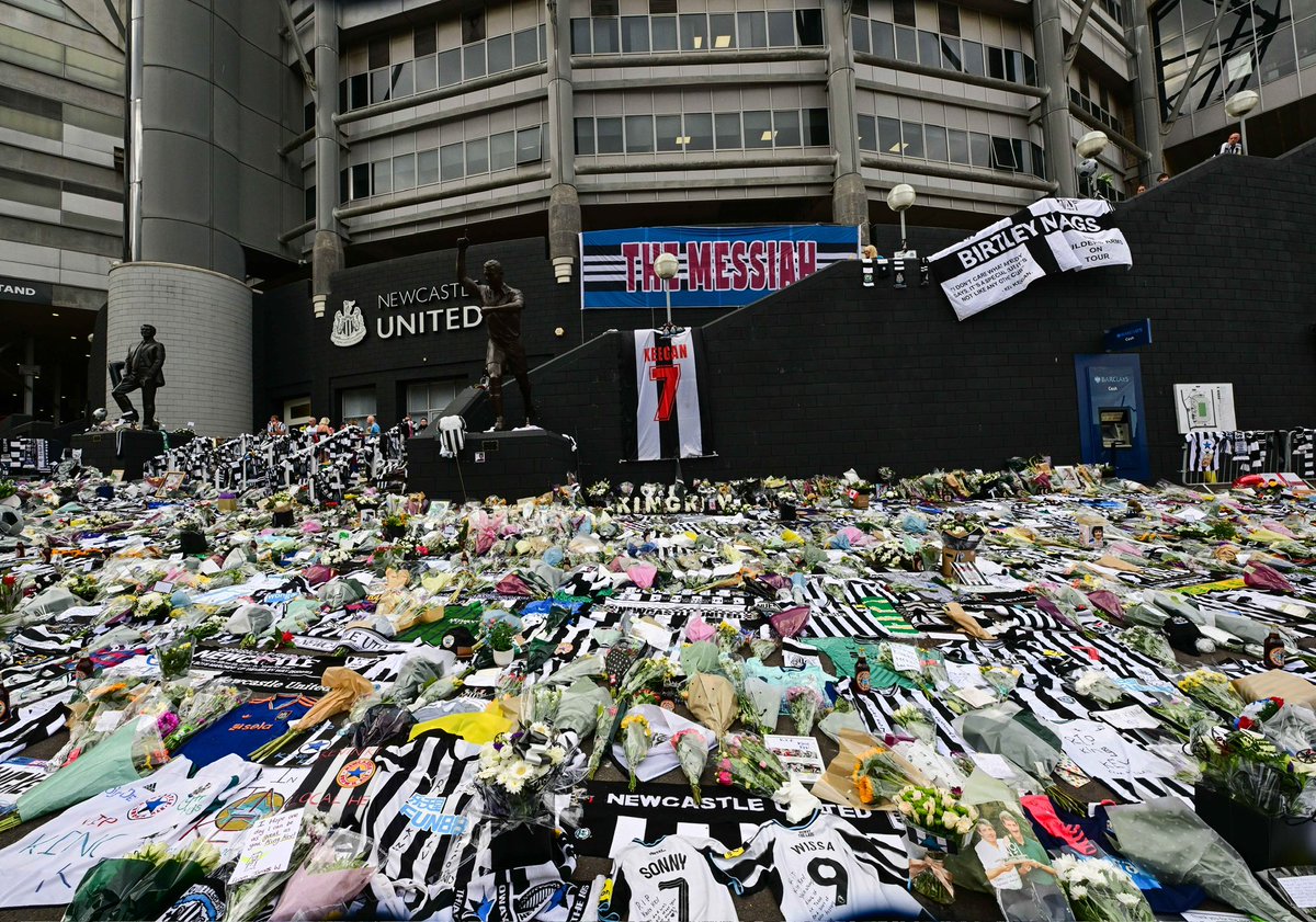 NUFC's tweet photo. An incredible weekend of fans from across the country visiting St. James’ Park in memory of Kevin Keegan 👑

We’ll begin to carefully gather floral tributes from outside the stadium tomorrow afternoon. 

As fans continue to visit and pay their respects, we’ll now collect other tributes and items from Wednesday 🖤🤍