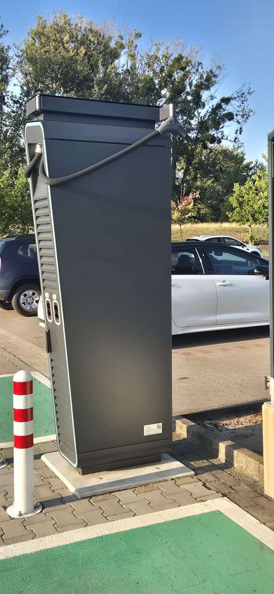 Ronny4114's tweet photo. @SvenWEX Kollege am Wochenende abgeholt. 
Konnte nicht laden.
Und hatte wohl keine Reichweite mehr bis zur nächsten Ladesäule.
Bzw ....Mähdrescher in der Ernte kann gut und gerne 600-800 Liter verbrauchen, am Tag.
Aber schön das du ein Tesla hast. https://t.co/69PyJNZXXg