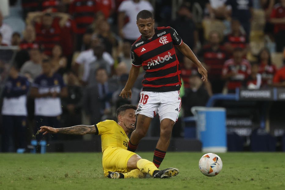 FTrucce18's tweet photo. Peñarol consultó a Flamengo por la posibilidad de un préstamo por Nicolás de la Cruz, mediapunta de 29 años. Desde el Carbonero saben que es difícil, pero es su objetivo más deseado en este momento. Hace más de un mes comenzaron las negociaciones y ya se avanzó la primera fase.

Peñarol solicitó un préstamo por un año, se aguarda la contraoferta por parte de Flamengo. El equipo brasileño está negociando a otro jugador en esa posición que está cerca de llegar y abrió la posibilidad de que el mediocampista salga, pensando en que sume rodaje y en bajar lo económico en ese puesto de la cancha.

La voluntad del jugador en llegar a Peñarol existe y fue importante para que se logre un avance, varios dirigentes del oficialismo e integrantes de la parte deportiva se contactaron con el jugador y su entorno. Sería un alta de gran nivel, por la que Peñarol se encuentra en negociaciones.

De la Cruz surgió de Liverpool, y jugó en River Plate y Flamengo. Fue campeón de la Copa Libertadores tanto con el equipo argentino como con el conjunto brasileño. Jugó en la selección uruguaya 37 partidos en los que anotó 5 goles.

No es el único jugador por el que Peñarol se encuentra negociando, pero sí el de mayor nivel y el prioritario. Maxi Noble es otro jugador por el que existen negociaciones en caso de que no lleguen a buen puerto por de la Cruz y se dé la salida de Umpierrez.

Leandro Umpierrez recibió propuestas de salida, y desde Peñarol ven latente su posibilidad de que continúe su carrera en el exterior.