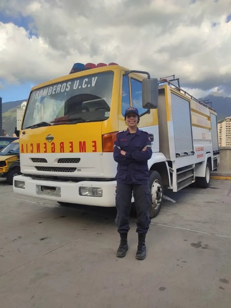 ReporteYa's tweet photo. #27Jul #Vargas #Terremoto #Testimonio 
La bombera voluntaria Daniela Villarroel relató el severo impacto emocional y psicológico que sufrió tras laborar durante 18 días en las labores de rescate de víctimas del terremoto en La Guaira.

Daniela Villarroel prefería quitarse las botas y el uniforme en el jardín. Quería evitar que las estancias de su casa quedaran impregnadas del olor a muerte que la acompañaba después de buscar sobrevivientes del doble terremoto en Venezuela.

«Apenas te veían, los sobrevivientes te tomaban de la mano para llevarte hasta el sitio donde habían quedado sus familiares», cuenta al recordar el momento en el que llegó a La Guaira por primera vez después del doble terremoto.

«Cuando te asomabas a las estructuras, veías cráneos aplastados por columnas, pies aprisionados, personas aplastadas por la mitad y sangre reciente sin ver a la persona que había quedado aplastada».

Pero Daniela no retrocedió. Durante 18 días continuos, adoptó la rutina de los bomberos voluntarios de la UCV: salían del cuartel central a las 8:00 de la mañana, recorrían unos 40 kilómetros hasta las zonas de desastre en la parte trasera de un camión sin techo, y se internaban en estructuras caídas para ejecutar los rescates y las recuperaciones.

A la medianoche regresaban a la estación de bomberos en Caracas, limpiaban las herramientas que habían utilizado durante el día y luego se marchaban a casa, pasadas las 2:00 de la madrugada.

Con información de BBC
