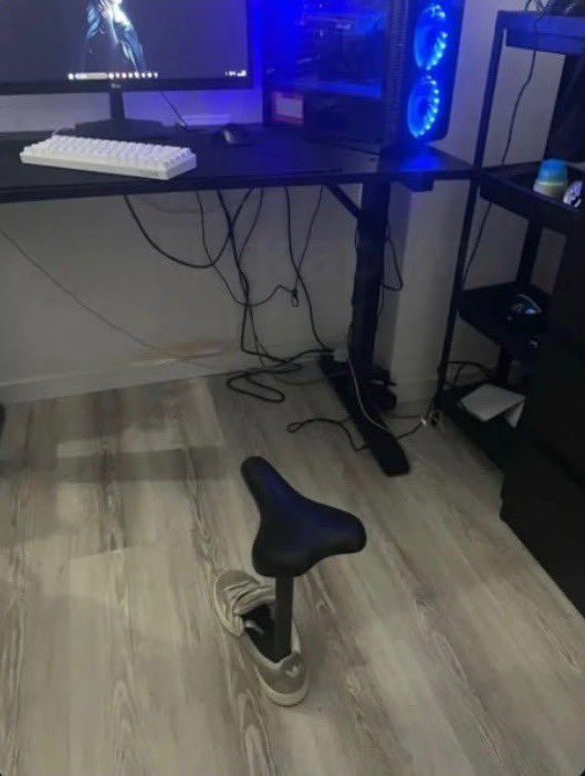 k_yee0's tweet photo. new gaming chair lmao https://t.co/tmwPp6Fm2S
