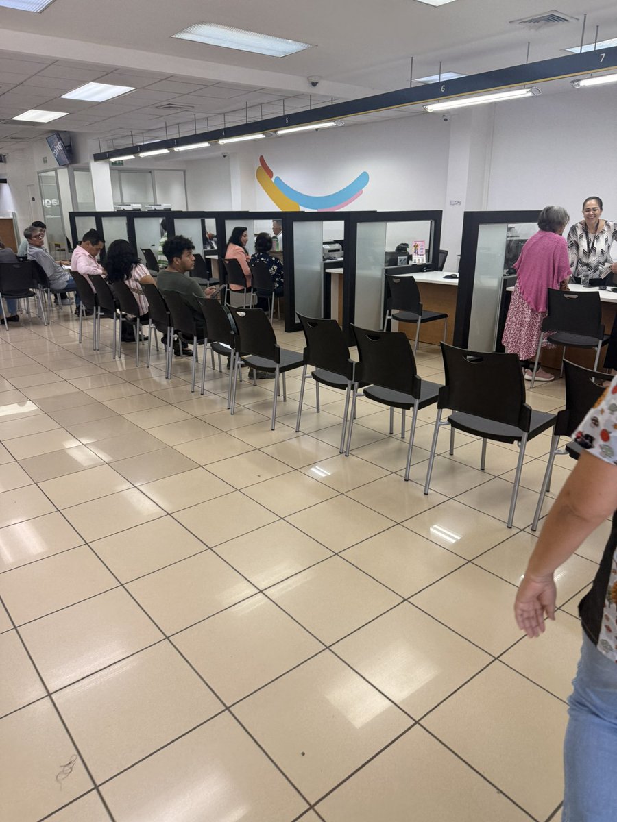 GabooGuz's tweet photo. @bancoagricolasv Lo que puedo decir que a pesar de ser cliente y venir a servicio al cliente el vigilante hace que se haga cola y a decisión de el  entrar o no al final pudimos entrar pero sinceramente estamos avanzando y para mi esto es lo que nunca nos sacara del 3er Mundo https://t.co/LmKTYN62cl