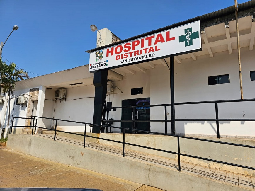 delpynews's tweet photo. ▶️ SUTURARON CON CINTILLOS DE PLÁSTICO A ABUELO DE 87 AÑOS | 😳🏥

📌 Un paciente de 87 años fue suturado con cintillos de plástico en el Hospital Distrital de San Estanislao, en San Pedro.

👉Sus familiares denunciaron un caso de negligencia médica.

🗣️La directora del centro asistencial aseguró que no se trató de una falta de insumos, sino de una decisión técnica tomada por el traumatólogo a cargo.

Vía: UH.