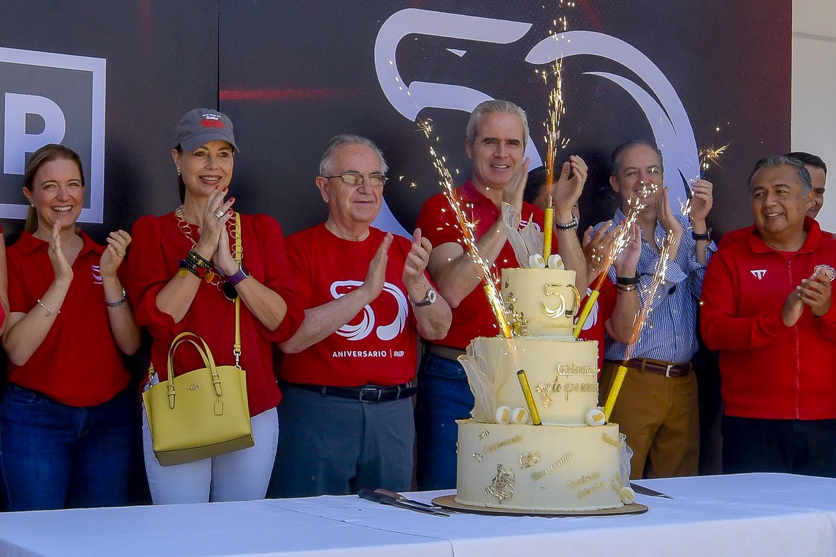 RectorUPAEP's tweet photo. Presidir la celebración de los 50 años de nuestra universidad ha sido uno de los mayores privilegios de mi gestión. Medio siglo de historia, de formar personas y de transformar nuestro entorno. Mi más sincera gratitud a los egresados que llevan nuestro nombre con orgullo por el mundo, y a toda la comunidad que construyó los cimientos de lo que hoy somos. ¡Gracias por estos 50 años de hacer vida el espíritu águila UPAEP! 🎓🎉