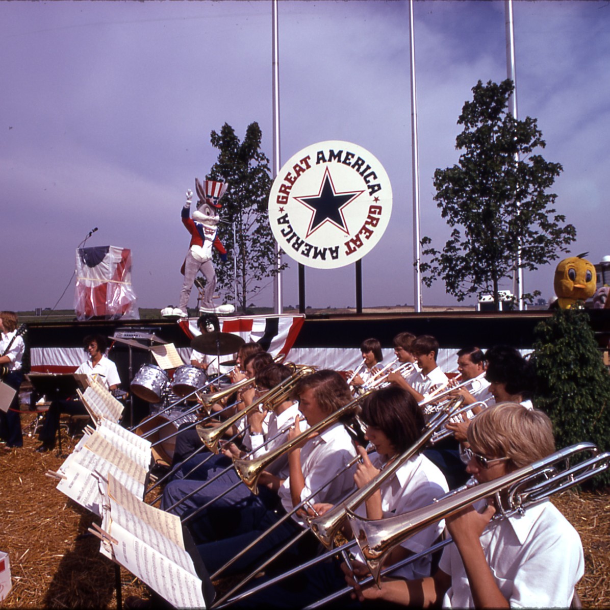 SFGreat_America's tweet photo. Today we are wishing a very special 86th birthday to a day one #SixFlagsGreatAmerica friend Bugs Bunny! https://t.co/vp2RrOIpzg