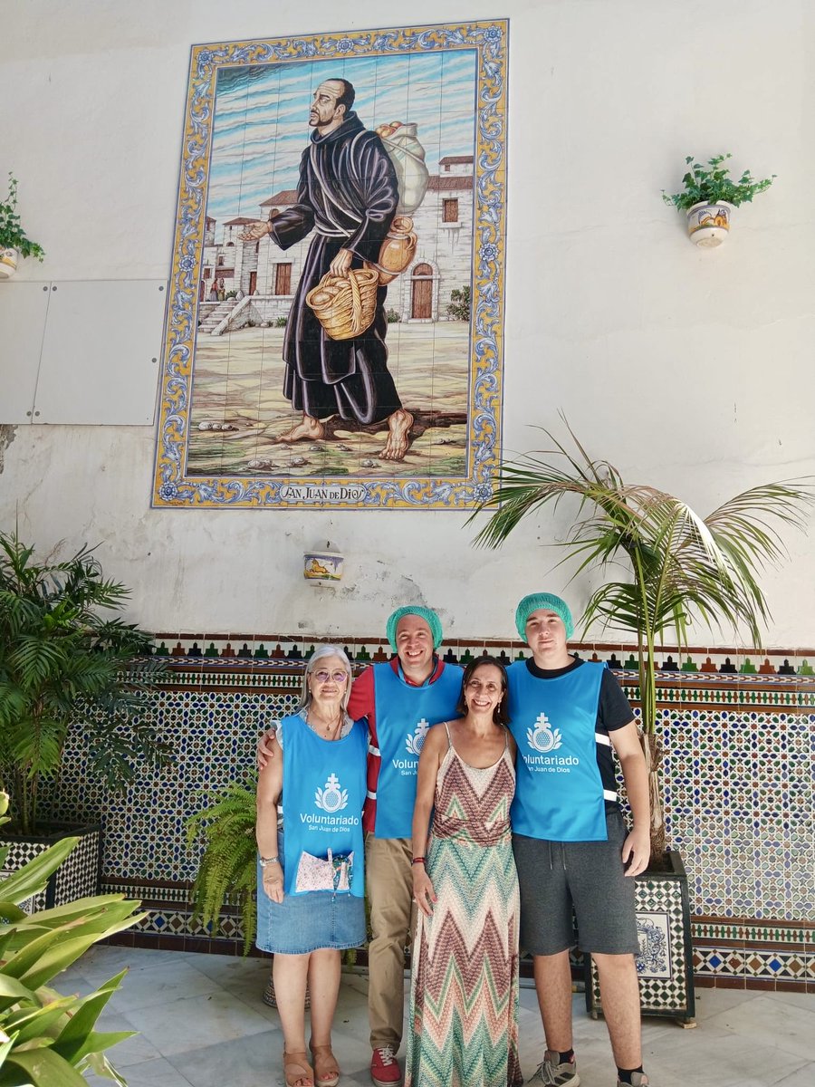 AbnegacionSB's tweet photo. 🔵 #𝐀𝐜𝐭𝐮𝐚𝐥𝐢𝐝𝐚𝐝 | Durante toda la semana pasada, en el horario de mañana, nuestra entidad ha estado asistiendo al comedor social de la Orden Hospitalaria de San Juan de Dios de Sevilla para cubrir el voluntariado en estas fechas.

Queremos dar nuestra más sincera enhorabuena por la labor que llevan a cabo, ayudando a quienes más lo necesitan en el centro de nuestra ciudad. Agradecemos públicamente la confianza depositada en nuestra entidad, permitiéndonos colaborar de forma directa en su labor diaria. 

🏥 @OHSanJuandeDios 

Esperamos seguir estrechando nuestros lazos de unión y que estos se vean fortalecidos gracias a esta labor tan bonita.

Por último, queremos agradecer a todos nuestros fieles y devotos de Nuestro Padre Jesús de la Abnegación su asistencia, esfuerzo y compromiso, permitiendo a nuestra entidad dar este importante paso en su labor asistencial.

¡Que el Señor de la Abnegación recompense vuestra entrega y os acompañe siempre!

#SomosAbnegación