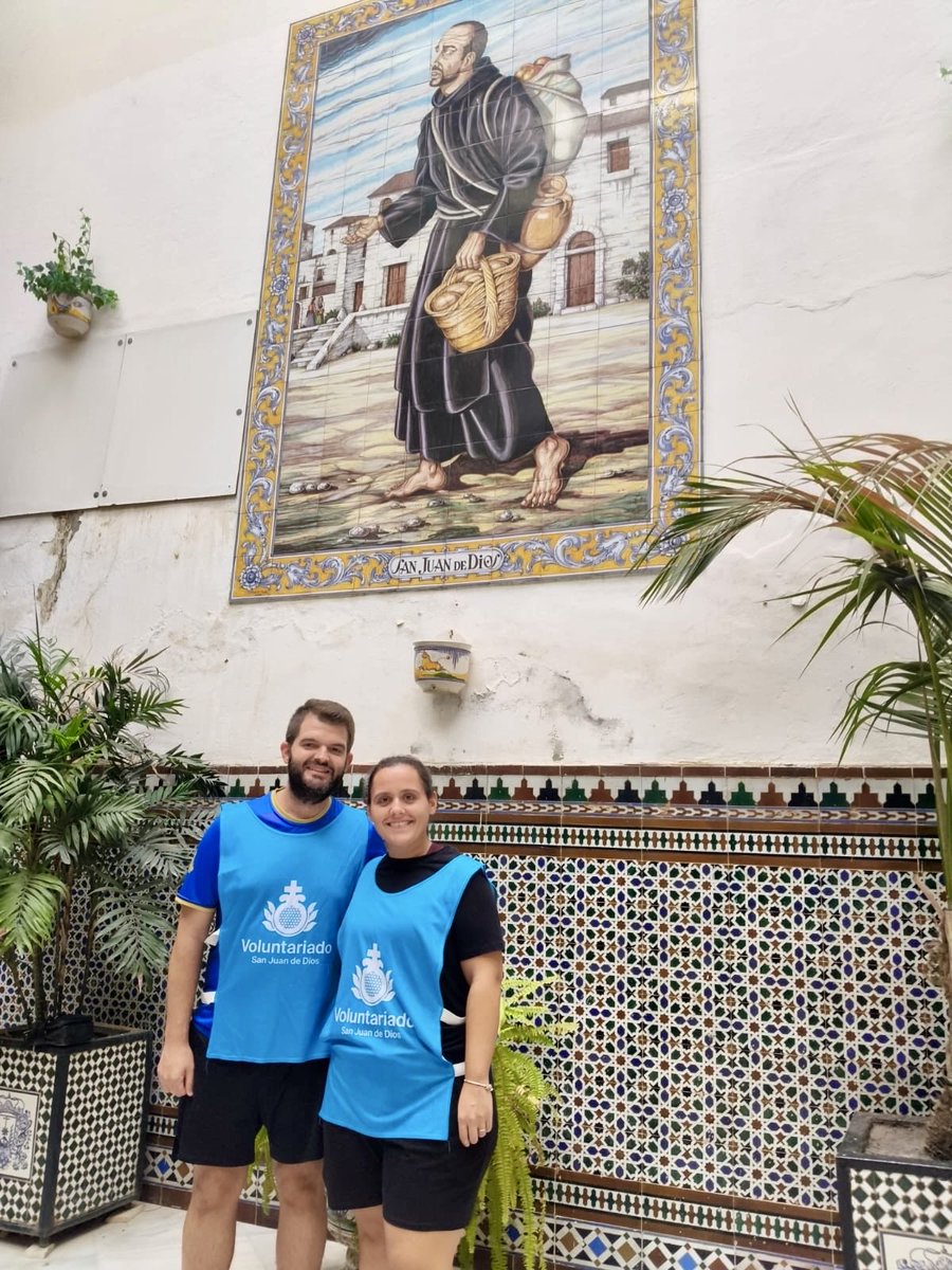 AbnegacionSB's tweet photo. 🔵 #𝐀𝐜𝐭𝐮𝐚𝐥𝐢𝐝𝐚𝐝 | Durante toda la semana pasada, en el horario de mañana, nuestra entidad ha estado asistiendo al comedor social de la Orden Hospitalaria de San Juan de Dios de Sevilla para cubrir el voluntariado en estas fechas.

Queremos dar nuestra más sincera enhorabuena por la labor que llevan a cabo, ayudando a quienes más lo necesitan en el centro de nuestra ciudad. Agradecemos públicamente la confianza depositada en nuestra entidad, permitiéndonos colaborar de forma directa en su labor diaria. 

🏥 @OHSanJuandeDios 

Esperamos seguir estrechando nuestros lazos de unión y que estos se vean fortalecidos gracias a esta labor tan bonita.

Por último, queremos agradecer a todos nuestros fieles y devotos de Nuestro Padre Jesús de la Abnegación su asistencia, esfuerzo y compromiso, permitiendo a nuestra entidad dar este importante paso en su labor asistencial.

¡Que el Señor de la Abnegación recompense vuestra entrega y os acompañe siempre!

#SomosAbnegación