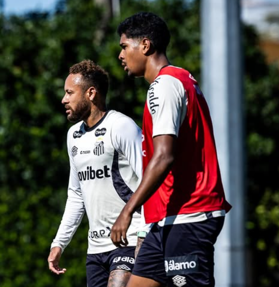 caetanosantista's tweet photo. Pontos importantes pra quem confia no GE:

- Bontempo, via imprensa, NEGOU, afirmando uma "cobrança normal"

- João Ananias TAMBÉM negou, reforçando uma situação "comum de vestiário"

- Gabriel Bontempo curtiu posts que confirmavam a versão do Neymar, negando as ofensas https://t.co/L8eO7CkH2J