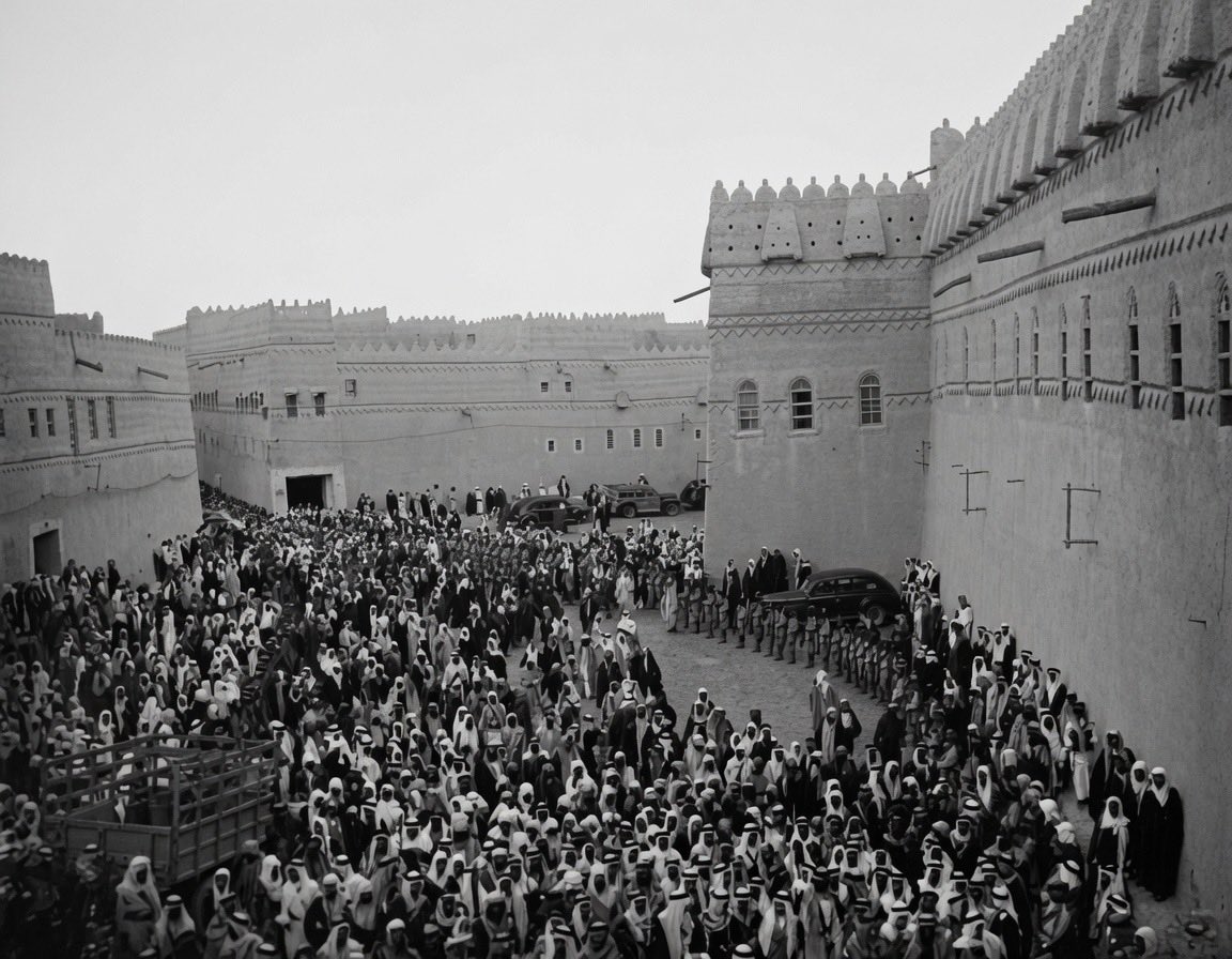 RA3AD_777's tweet photo. لبس البشت هو عادة أصيلة لأهل لرياض منذ عشرات السنين وحتى يومنا هذا ، في صلاة الجمعة والأعياد والزواجات، وحتى مجرد الخروج من المنزل لكن هذه انقرضت حاليا ً، المنتقدين من مدن اخرى بعادات مختلفة لذلك يستنكرون. 
مرفق صورتين للرياض الاولى ١٩٣٠ والثانية ١٩٣٧ لاحضوا الغالبية ترتدي البشت. https://t.co/qViAsp48tP