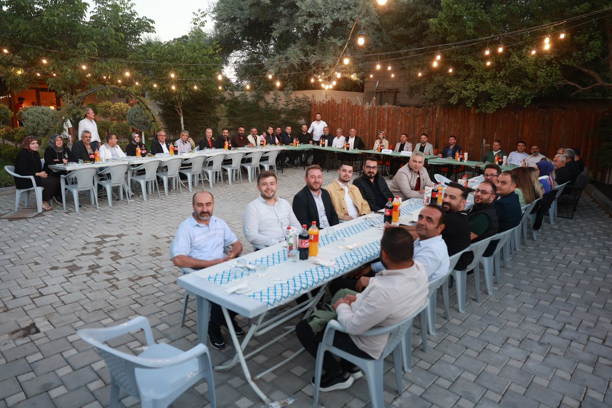 av_mfa's tweet photo. 📍 Haftalık Olağan Yönetim Kurulu Toplantımız

Haftalık Olağan Yönetim Kurulu Toplantımızı, Nevşehir Belediye Başkanımız Rasim Arı’nın katılımıyla İl Yönetim Kurulu Üyemiz Mustafa Başboğa’nın ev sahipliğinde gerçekleştirdik.

Toplantımızda teşkilat çalışmalarımızı, Nevşehir Belediyemizin devam eden hizmet ve projelerini değerlendirerek önümüzdeki döneme ilişkin istişarelerde bulunduk.

Şehrimiz için birlik ve beraberlik içerisinde çalışmaya devam ediyor, nazik ev sahipliği dolayısıyla Mustafa Başboğa’ya, katılımları için Belediye Başkanımız Rasim Arı’ya teşekkür ediyorum.