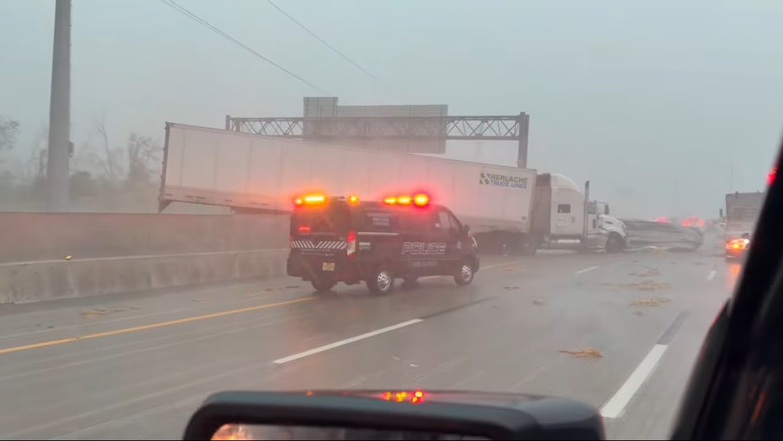 Dwebss262's tweet photo. More tornado damage in Menasha Wi
#Menasha #tornado #wisconsin #highnoon https://t.co/Knf0VZpVxc