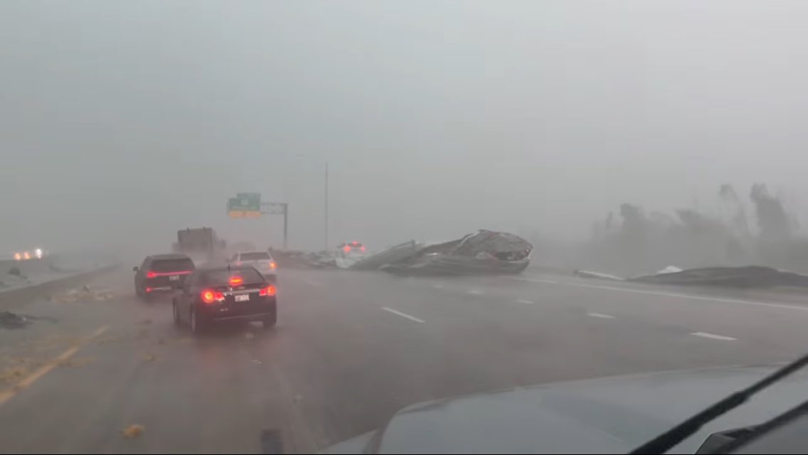 Dwebss262's tweet photo. More tornado damage in Menasha Wi
#Menasha #tornado #wisconsin #highnoon https://t.co/Knf0VZpVxc