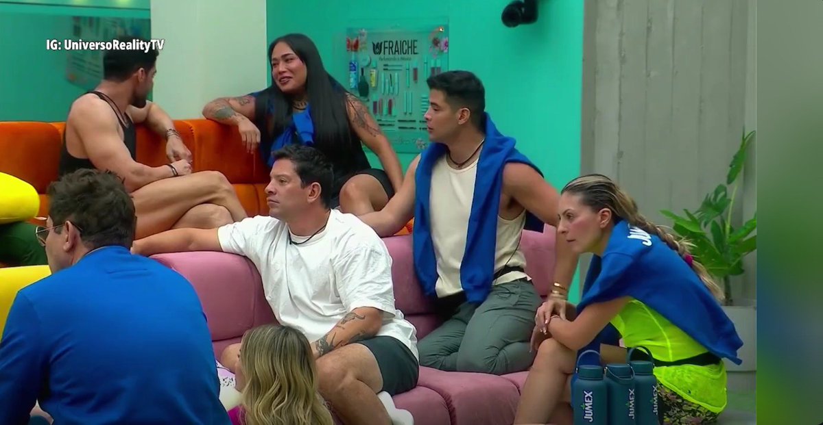 lunath04's tweet photo. Ahí va la licenciada de migajera JAJAHFJAJFBS 
TE ESTAMOS VIENDO KARINAAAA🤭
#LCDLFMX4
#LaCasaDeLosFamososMx https://t.co/Bt8kcI3wTW