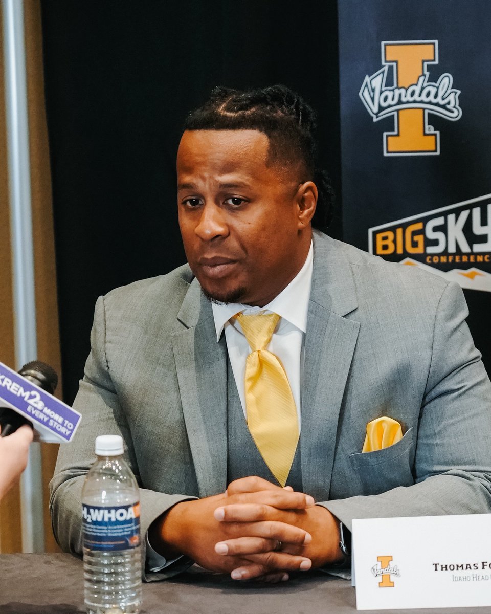 VandalFootball's tweet photo. Talkin’ ball. https://t.co/zpwogIUEvW