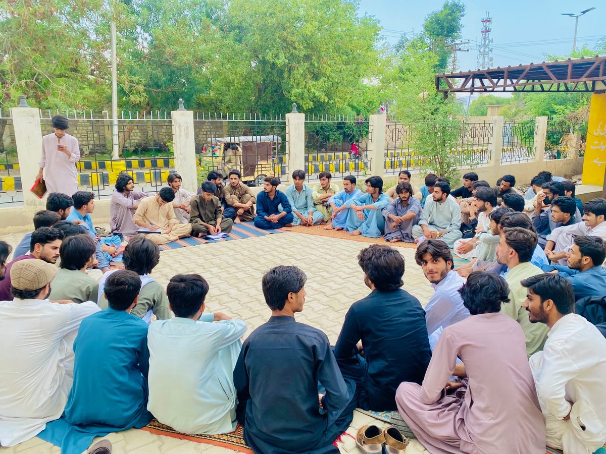 StudentsofKzdr's tweet photo. میل طلبہ کو جواز بنا کر طلبہ کو  لائیبریری سے جبری بیدخلی نوٹیفکیشن کے حوالے سے طلبہ کا لائیبریری میں ہنگامی اجلاس https://t.co/95rDajLCkW