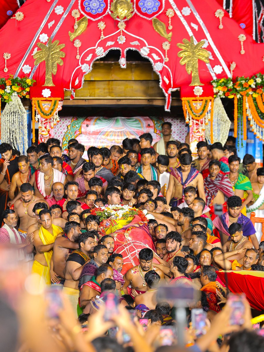 JagannathaDhaam's tweet photo. ଆଧ୍ୟାତ୍ମିକ ପରିବେଶ ମଧ୍ୟରେ ଦେବୀ ସୁଭଦ୍ରା ଗୋଟି ପହଣ୍ଡିରେ ଶ୍ରୀମନ୍ଦିରକୁ ବିଜେ କରିଛନ୍ତି।

#Niladribije #Rathayatra2026 #JaiJagannatha #RathaJatra2026 #RathaYatra #ShreeJagannathaDhaam #Puri https://t.co/JSH7Ujune1