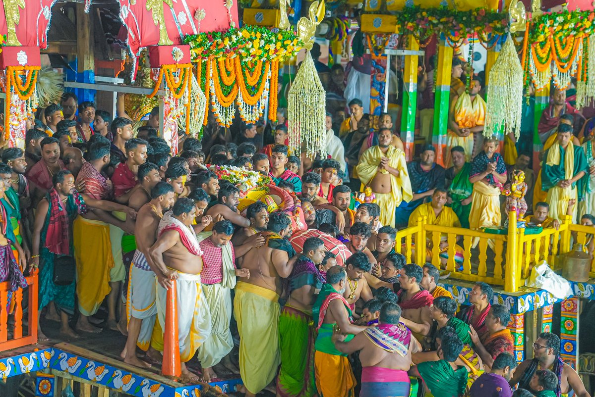 JagannathaDhaam's tweet photo. ଆଧ୍ୟାତ୍ମିକ ପରିବେଶ ମଧ୍ୟରେ ଦେବୀ ସୁଭଦ୍ରା ଗୋଟି ପହଣ୍ଡିରେ ଶ୍ରୀମନ୍ଦିରକୁ ବିଜେ କରିଛନ୍ତି।

#Niladribije #Rathayatra2026 #JaiJagannatha #RathaJatra2026 #RathaYatra #ShreeJagannathaDhaam #Puri https://t.co/JSH7Ujune1