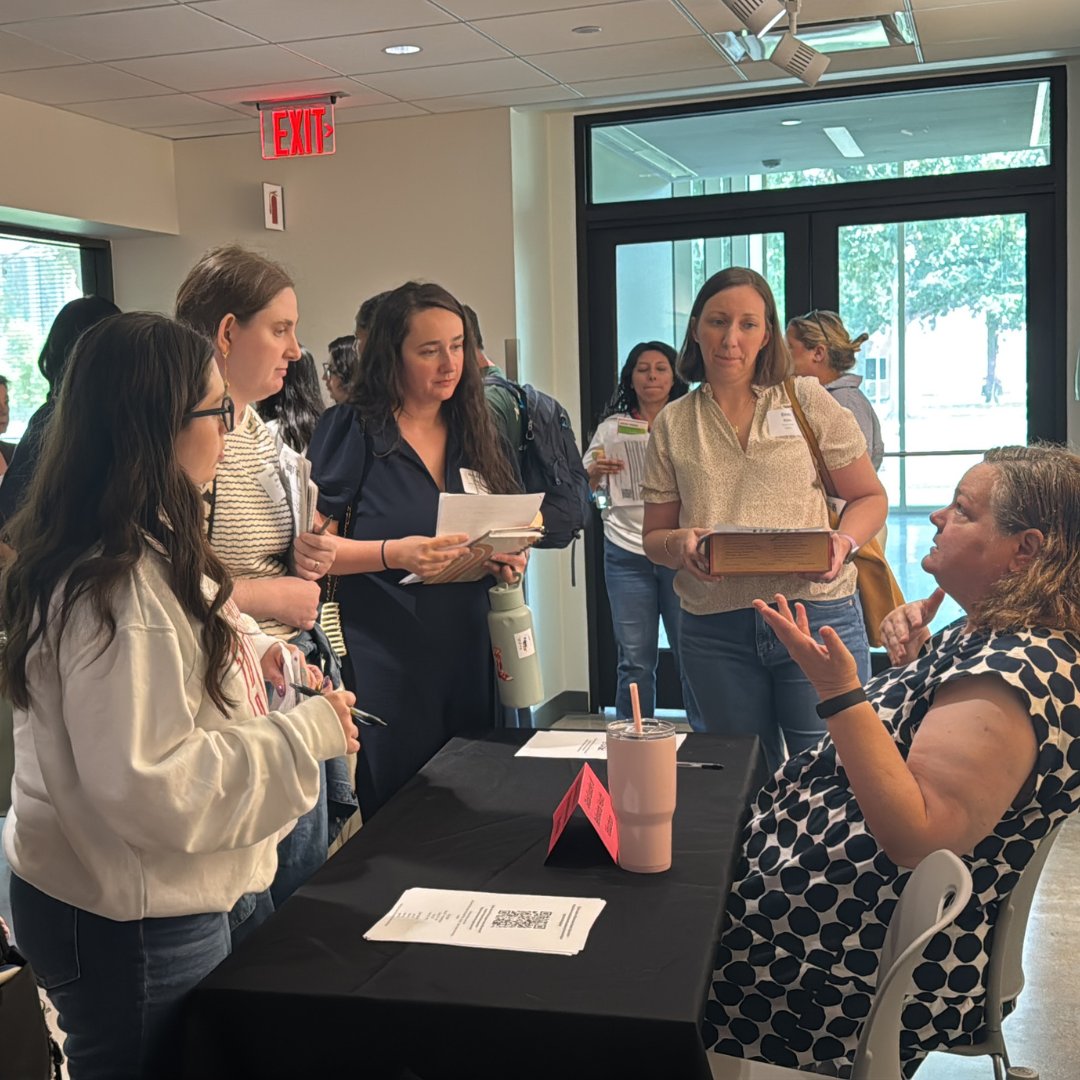 UH_SocialWork's tweet photo. #ICYMI The Graduate College of Social Work opened its doors to nearly 300 MSW students last Friday and Saturday. Friday, over 150 face-to-face students spent the day engaging with their cohort.

#ChartingOurPathToExcellence #UHSocialWork #UHGCSW #2026Orientation https://t.co/II8MYIKDj4