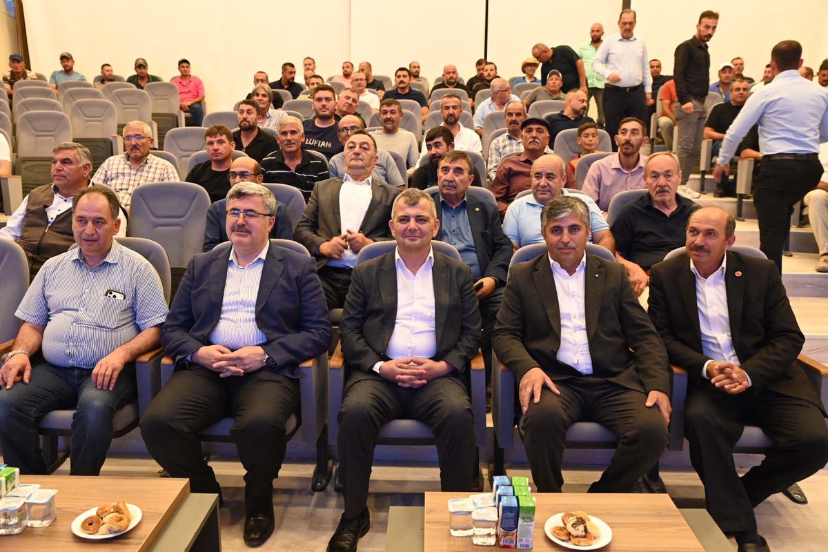 avaliozkaya's tweet photo. 📍 Emirdağ / Afyonkarahisar

AK Parti Emirdağ İlçe Danışma Meclisi Toplantımızı; İlçe Başkanımız Emrah Mola, Belediye Başkanlarımız Serkan Koyuncu ve Ömer Mısır, muhtarlarımız, teşkilat mensuplarımız ve dava arkadaşlarımızın katılımıyla gerçekleştirdik.

Toplantımızda, Emirdağ’ımızda hayata geçirilen yatırımları, devam eden çalışmaları ve önümüzdeki döneme ilişkin hedeflerimizi değerlendirdik. 

AK Parti teşkilatları olarak birlik ve beraberlik içerisinde, Cumhurbaşkanımız ve Genel Başkanımız Sayın Recep Tayyip Erdoğan’ın liderliğinde, milletimize hizmet yolunda aynı inanç ve kararlılıkla çalışmayı sürdürüyoruz.