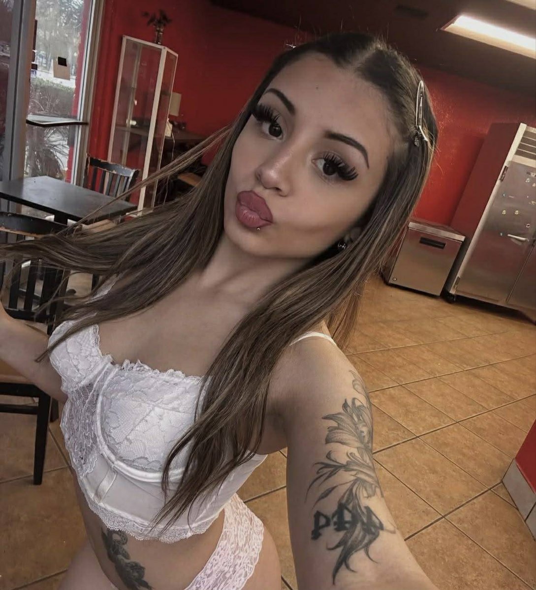 xoobrielle's tweet photo. real freak bitch, make these bitches french kiss 😘. #nsfwtwtًً  #latina #htx #content https://t.co/Fr7RJIrBLv
