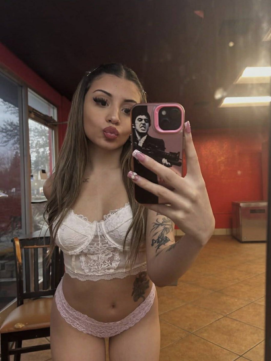 xoobrielle's tweet photo. real freak bitch, make these bitches french kiss 😘. #nsfwtwtًً  #latina #htx #content https://t.co/Fr7RJIrBLv
