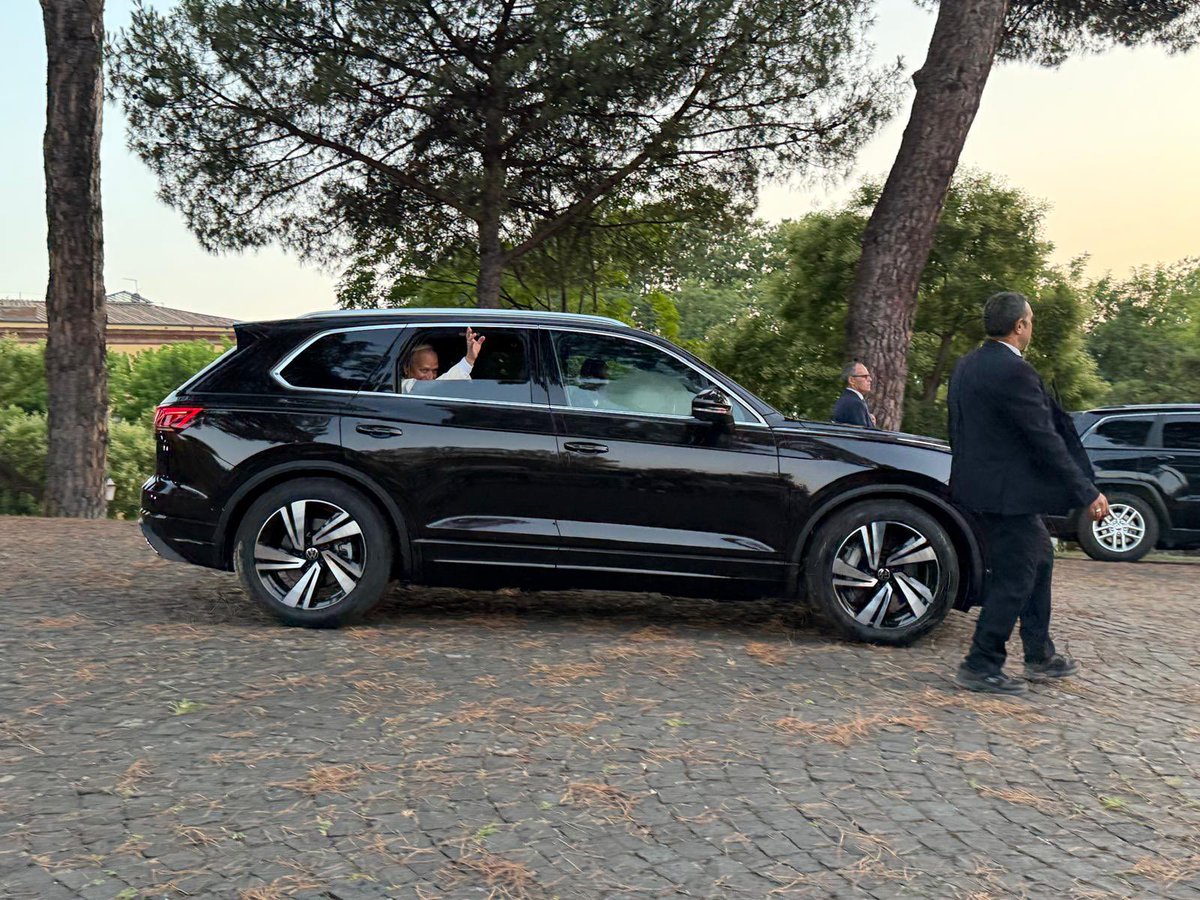 vaticannews_it's tweet photo. #PapaLeoneXIV ha lasciato #CastelGandolfo intorno alle 20.30. Uscendo in auto dal Palazzo Apostolico, ha salutato Il gruppi di fedeli e gionrnalisti presenti dal finestrino senza rilasciare dichiarazioni. https://t.co/33TxkjU97R