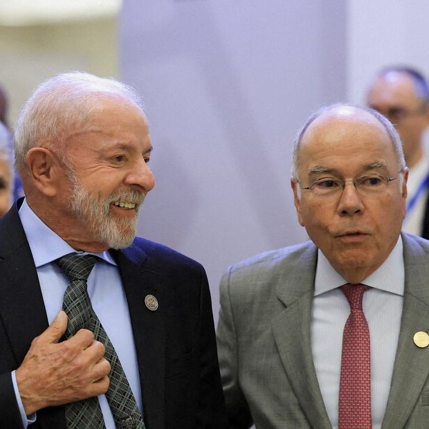 clarincom's tweet photo. ESCALA LA CRISIS CON BRASIL

La crisis entre ambos países se agravó tras los insultos de Javier Milei a Lula da Silva. Brasil convocó a su embajador en Argentina, Julio Bitelli, recibió al representante argentino en Itamaraty y presentó una protesta formal por las declaraciones del Presidente.

El ministro de Hacienda de Brasil, Darío Durigan, calificó a Milei de "payaso" y sostuvo que los indicadores económicos brasileños son mejores que los de Argentina. También rechazó las acusaciones del Presidente sobre una supuesta campaña contra el país en redes sociales.

En medio del conflicto, Xi Jinping habló con Lula da Silva y expresó el apoyo de China a Brasil en la defensa de su soberanía frente a injerencias externas. Ambos mandatarios también conversaron sobre un posible acuerdo comercial entre el Mercosur y la potencia asiática.

Testimonios

“El presidente argentino es un payaso. No podemos tomar en serio las cosas que dice” — Darío Durigan.

“Xi afirmó que China concede gran importancia a la posición internacional y a la influencia de Brasil, y expresó su apoyo a ese país en la defensa de su soberanía e independencia, en su oposición a las injerencias externas y en su contribución al mantenimiento de la paz y la estabilidad regionales y mundiales” — la agencia Xinhua.

"Las declaraciones del presidente de Argentina fueron muy graves y generaron una muy mala recepción. Dichas declaraciones fueron críticas y muy agresivas hacia el gobierno brasileño, el pueblo brasileño, las instituciones, el poder ejecutivo, el poder legislativo y el propio Presidente de la República” — Mauro Vieira, canciller de Brasil.

(+) en Clarín: https://t.co/htagrop6XI