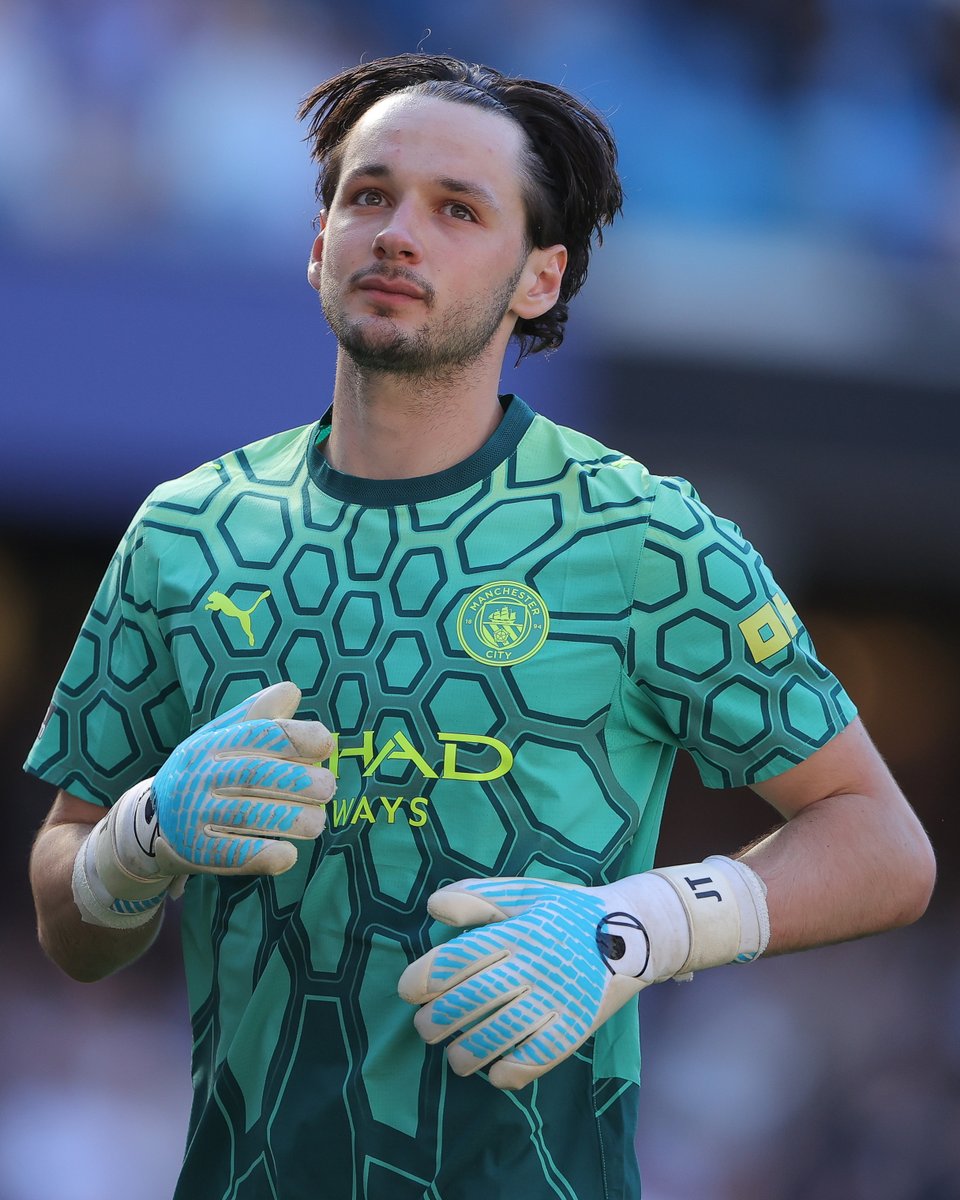 brfootball's tweet photo. Leeds have agreed to sign James Trafford for $53 million from Manchester City, the fifth-most expensive goalkeeper transfer of all time per @David_Ornstein 🧤

▫️ Kepa Arrizabalaga: $91M (2018)
▫️ Alisson Becker: $71M (2018)
▫️ Gianluigi Buffon: $60M (2001)
▫️ André Onana: $60M (2023)
▫️ James Trafford: $53M (2026)
