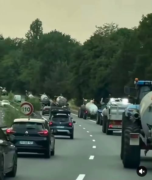 Grard1994035's tweet photo. Annick Cousin
Quand nos forêts brûlent, qui sont ceux qui sortent leurs tracteurs et leurs citernes pour sauver la terre et créer des pare-feux ? Nos agriculteurs
Qui a la capacité de venir en aide aux pompiers parce qu'ils ont du matériel et qu'ils connaissent le terrain ! https://t.co/zfTJX0xH7H