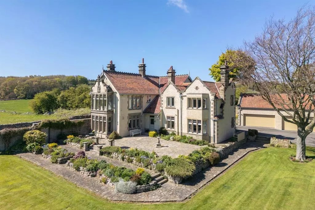 OnTheMarketCom's tweet photo. Sitting just moments away from the Yorkshire coastline, this beautiful home was built as a hunting lodge for the Stansfield family estate in 1893.

📍How much? £1m
📍Where? Cloughton, North Yorkshire 

🔗Click here to take a look at the property: https://t.co/XBU44NpDPh https://t.co/ZMh6oM8ZPA
