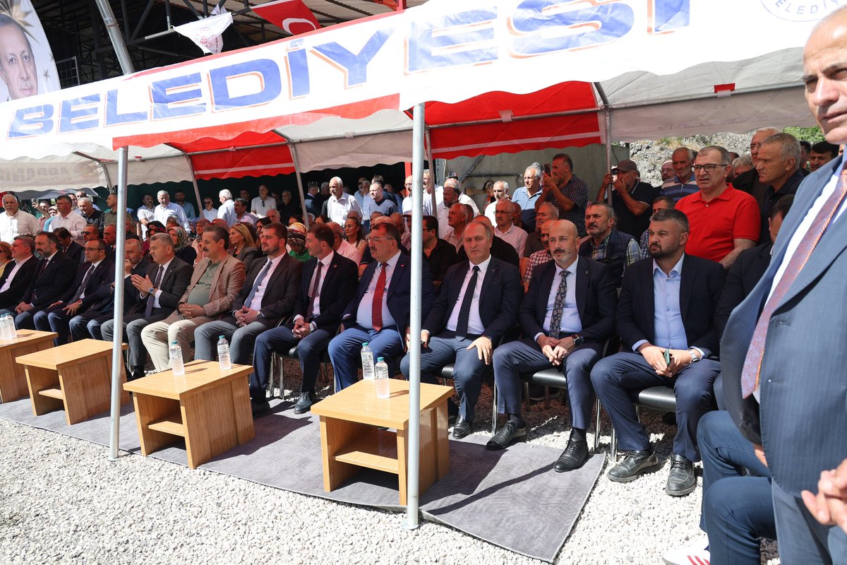 AKPartiArtvin's tweet photo. ARDANUÇ GİRİŞ YOLUNUN TEMELİNİ ATTIK

Ardanuç’umuza verdiğimiz bir sözü daha yerine getirmenin gururunu ve mutluluğunu yaşıyoruz.

Milletvekilimiz ve Önceki Dönem Bakanımız Faruk Çelik , İl Başkanımız Ali Semih Aydemir , Cumhurbaşkanı Başdanışmanımız Dr.İsrafil Kışla, MHP il başkanımız Serdar Kılınç, Ardanuç Belediye Başkanımız Emrah Yılmaz, İlçe Başkanımız Ahmet Yüksel, ilçe başkanlarımız, belediye başkanlarımız, il gençlik ve kadın kolları Başkanlarımız , teşkilat mensuplarımız, protokol üyelerimiz ve kıymetli Ardanuçlu hemşehrilerimizin katılımıyla Ardanuç Giriş Yolu Projemizin temel atma törenini gerçekleştirdik.

Toplam 600 metre uzunluğunda olacak ve iki köprüyü de kapsayan bu önemli yatırım, Ardanuç’umuzun ulaşım altyapısını güçlendirecek, ilçemize modern ve güvenli bir giriş kazandıracaktır.

Törende konuşan İl Başkanımız Ali Semih Aydemir, Ardanuç’a kazandırılan bu önemli yatırımın hayata geçirilmesinde büyük emeği bulunan Milletvekilimiz ve Önceki Dönem Bakanımız Faruk Çelik’e, Ardanuç Belediye Başkanımız Emrah Yılmaz’a, İlçe Başkanımız Ahmet Yüksel’e, Karayolları Bölge Müdürlüğümüze, Karayolları Şube Şefliğimize ve Sayın Valimize teşekkür ederek, bu hizmetin Ardanuç’umuza hayırlı olmasını temenni etti.

Söz verdik, sözümüzü tuttuk.

Ardanuç’umuza ve tüm hemşehrilerimize hayırlı, uğurlu olsun.

@Akparti 
@RTErdogan 
@farukcelikcomtr 
@acarfaruka 
@abuyukgumus 
@icaglarbayirci 
@hkaraduman55 
@aydemiralisemih