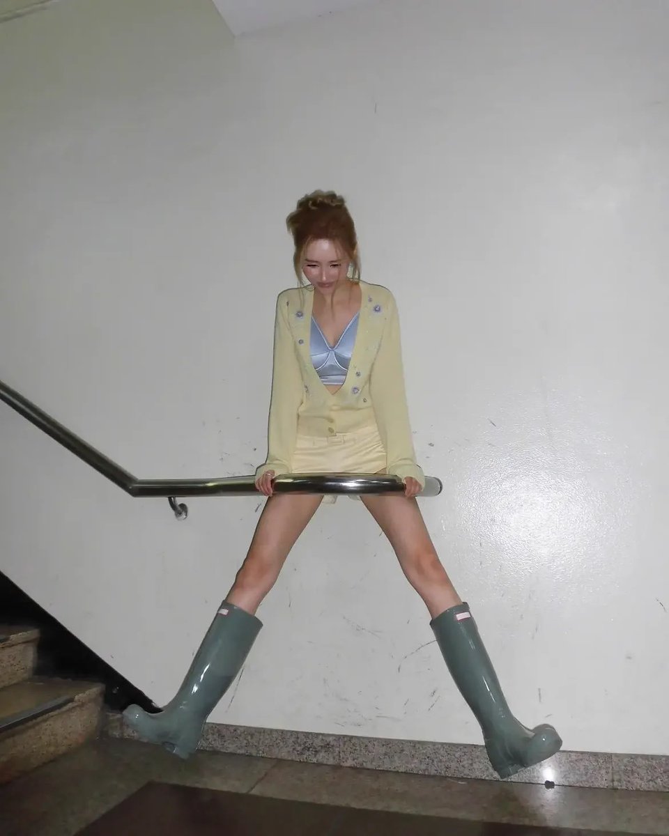 leesunmibra's tweet photo. [#MIMISTAGRAM] Atualização da Sunmi em seu Instagram

"Cardigã de limão brilhante, blusa azul céu fresco, botas de chuva verde-acinzentado teal"

"Meus olhos também são bang bang💛"

"Esta é a zona do Music Bank"

#SUNMI #선미 https://t.co/POJLqGfzHu