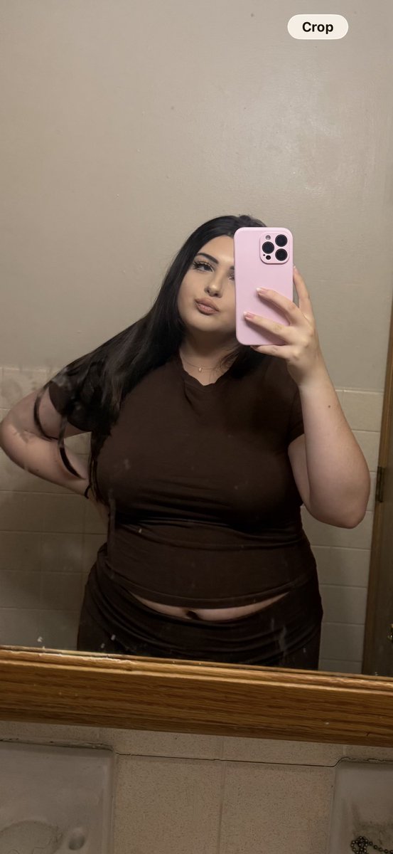 witchymilf222's tweet photo. 11 week difference 😅 very proud of myself so far. i really let myself gain way too much during my pregnancy. cheers to down 45 pounds so far! https://t.co/Hx3Ya8LWUu