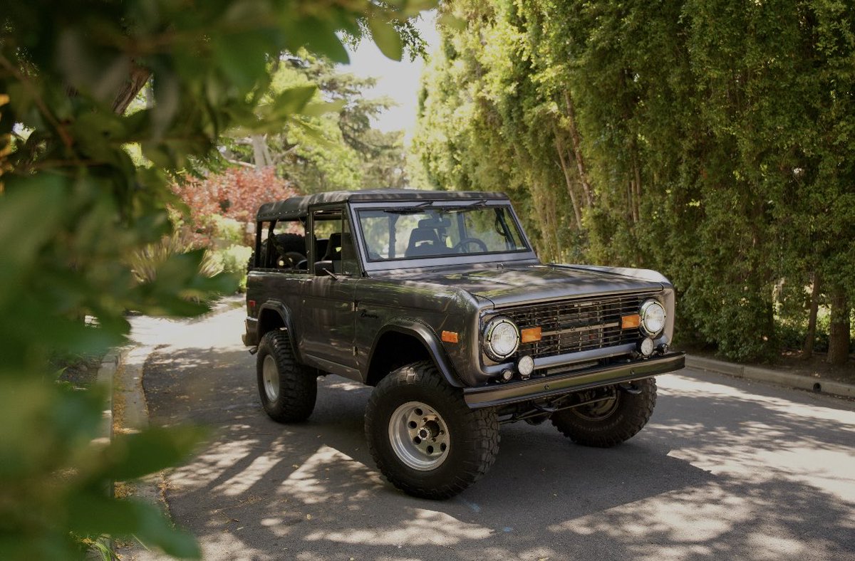 guardsautohaus's tweet photo. Available: Agaso Outdoor Ford Bronco Restomod 🌲 

A stunning, professionally built Bronco powered by a Blueprint Motors 302 V8 with just 7,300 miles.

Freshly serviced and fitted with a brand new set of tires.

DM to inquire. https://t.co/AcmIGKEybk