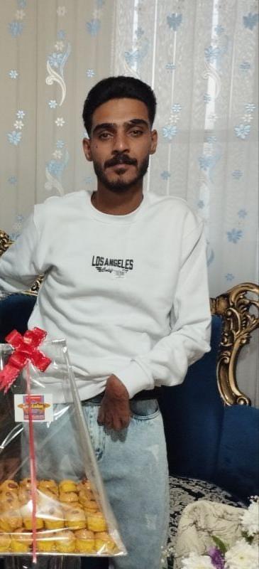 AminMempo's tweet photo. 🚨 فوری؛ لطفاً امشب همه توان‌مان را روی نجات امیرحسین صفری بگذاریم 🚨

درود به همه دوستان و همرزمان عزیز،

امشب خواهر امیرحسین صفری با نگرانی از ما خواست صدای برادرش باشیم. به خانواده گفته‌ا��د برای آخرین ملاقات به دیدن او بروند. شنیدن عبارت «آخرین ملاقات» در چنین پرونده‌ای بسیار نگران‌کننده است و می‌تواند نشانه خطر فوری و قریب‌الوقوع اجرای حکم باشد.

امیرحسین صفری، ۲۷ ساله و ا�� متهمان پرونده موسوم به «میدان علیخانی اصفهان» است. او نان‌آور خانواده و دارای معلولیت شدید جسمی است. چند سال پیش در یک تصادف، عصب دست او از ناحیه نخاع گردن آسیب دیده و دستش عملاً حس و کارایی ندارد؛ با این حال، مدارک پزشکی و شرایط جسمی او در روند رسیدگی نادیده گرفته شده و حکم اعدام برایش صادر شده است.

امیرحسین و دیگر متهمان این پرونده در بند امنیتی «الف-طا» نگهداری می‌شوند و بنا بر گزارش‌های رسیده، در هفته‌های اخیر از تماس تلفنی و هواخوری نیز محروم بوده‌اند. همچنین گزارش شده که احکام تأیید شده و پرونده وارد مرحله اجرا شده است.

خواهر او امشب از ما خواسته سکوت نکنیم.
لطفاً فعلاً فعالیت‌های خود را روی پرونده امیرحسین متمرکز کنید، پست‌ها را منتشر کنید، زیر پست‌های خبری کامنت بگذارید و نام او را به گوش جهان برسانی��. هر دقیقه اهمیت دارد.
🔗 تمام متن‌ها و لینک‌های آماده کمپین:

https://t.co/iwWuX9YYmO

امیرحسین نباید در سکوت اعدام شود. صدای او و خانواده‌اش باشیم.

#امیرحسین_صفری
#نه_به_اعدام
#StopExecutionsInIran