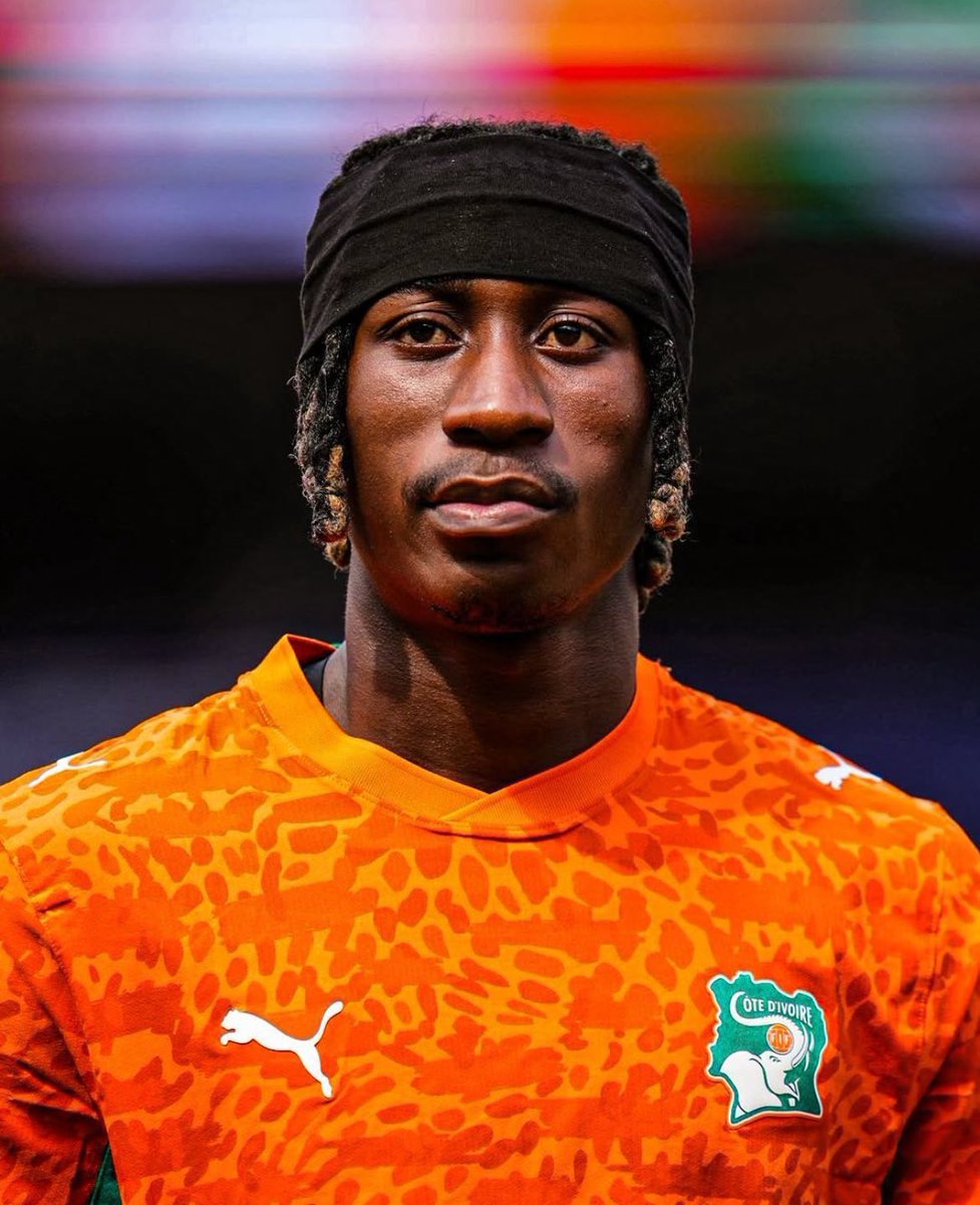 centregoals's tweet photo. 🚨🚨| BREAKING: Paris Saint-Germain “𝐀𝐕𝐎𝐈𝐃𝐄𝐃 𝐀 𝐌𝐄𝐒𝐒” by not signing Yan Diomandé. 

→ The player is dragging a dispute, brought before the Court of Arbitration for Sport, with his former agents demanding several million euros for having recently signed with Roc Nation a short time after extending his collaboration with the agents from that period.

→ Nasser al-Khelaïfi personally got involved to secure the contractual agreement and the player's preference by negotiating with Roc Nation.

Some sources even mention exchanges with Jay-Z in person.

But his former agents had previously filed an official mandate with the English Federation (FA), stating that they still represented the player.

The latter could then block the payment of commissions, examine who actually has rights to this money, and then decide how it should be distributed among the various agents.

→ The Real Madrid's entry into this deal led the player's representatives to renegotiate the salary conditions upward. 

PSG therefore also did not benefit from the good relations built with Leipzig to clinch the deal for less than €120M.

→ Rainbow World Group, which had accompanied and financed Yan Diomandé's first European trials, believes it holds rights to his image via agreements signed before his breakout. 

The company has initiated legal proceedings in the United Kingdom and the British Virgin Islands to assert its rights.

[@LeMechenoua, @OnzeMondial via @ActuFoot_]