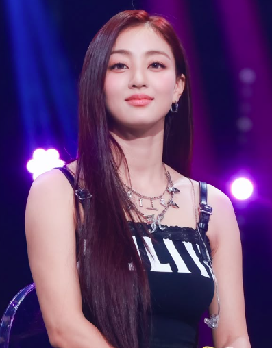 AboutMusicYT's tweet photo. TWICE's Jihyo shares a new message on Bubble amid contract renewal discussions:

"I thought about it a lot and was very cautious about coming on Bubble, but I will resolve and organize things well so that ONCE doesn't have to wait too long, and I'll deliver the news quickly!

As the person in charge of my own life, I will think it through sensibly and wisely and make my decision, so I hope ONCE will support and trust me a lot just like you always have.

I sincerely love and cherish TWICE, so I believe ONCE will understand me well with just that reason! I'm sorry for coming after such a long time. I'll come back again when we can casually share everyday conversations and joke around! Sleep well, eat well, rest well, and let's get through this well! Thank you always, ONCE."