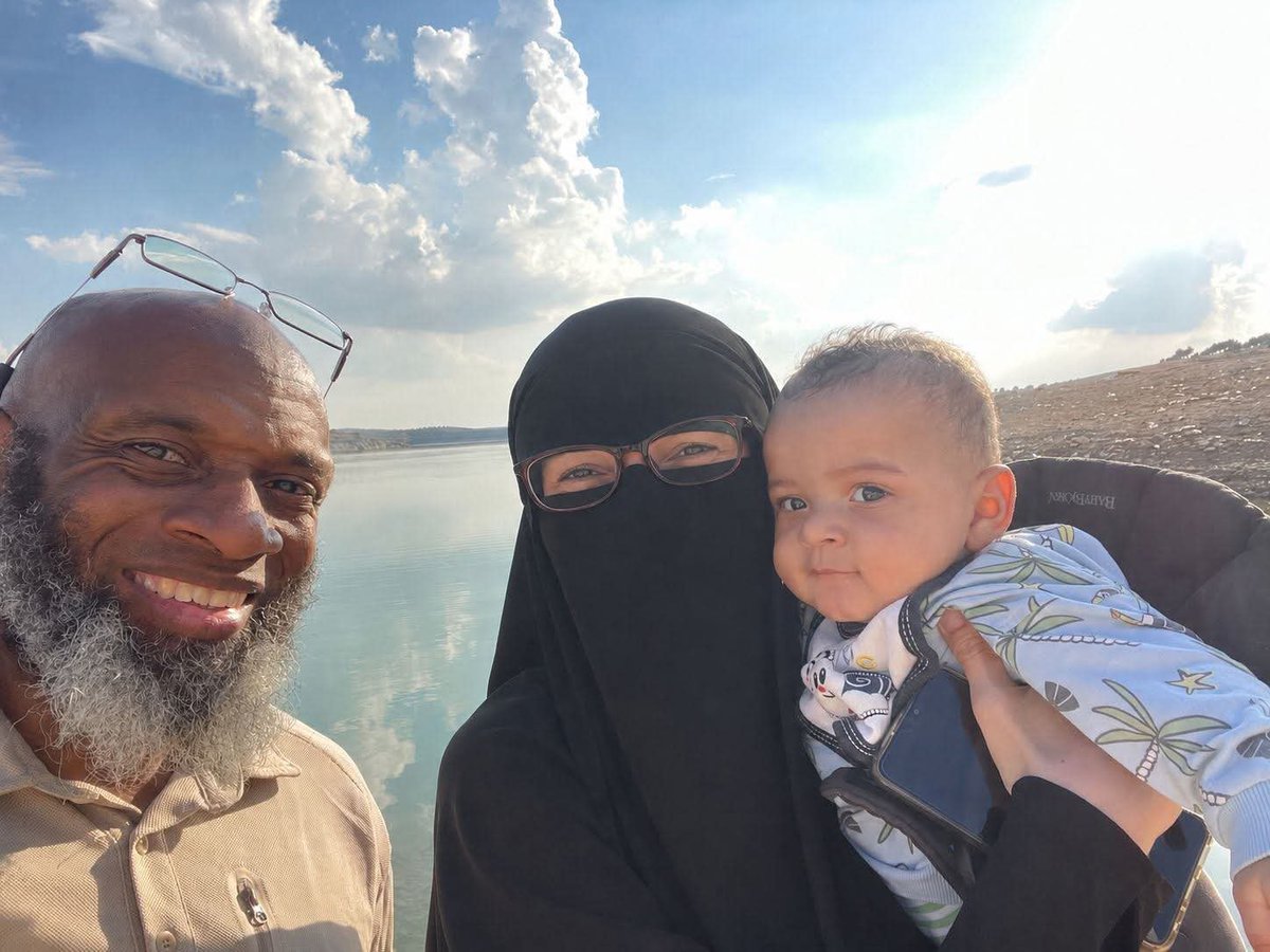 Wolveri07681751's tweet photo. زوجة الصحفي بلال عبدالكريم المعتقل في سجون الحكومة  السورية
في منشور مطول تناشد بالأفراج عنه وتضيف لقد هاجر من أمريكا من أجل توثيق جرائم النظام السوري ومن أجل نقل معاناة السوريين للعالم الخارجي عندما تخلى الجميع عنهم
وتصف أوضاعها وأوضاع بالكارثي بسبب أعتقال زوجها وتناشد السلطات السورية بالأفراج عنه