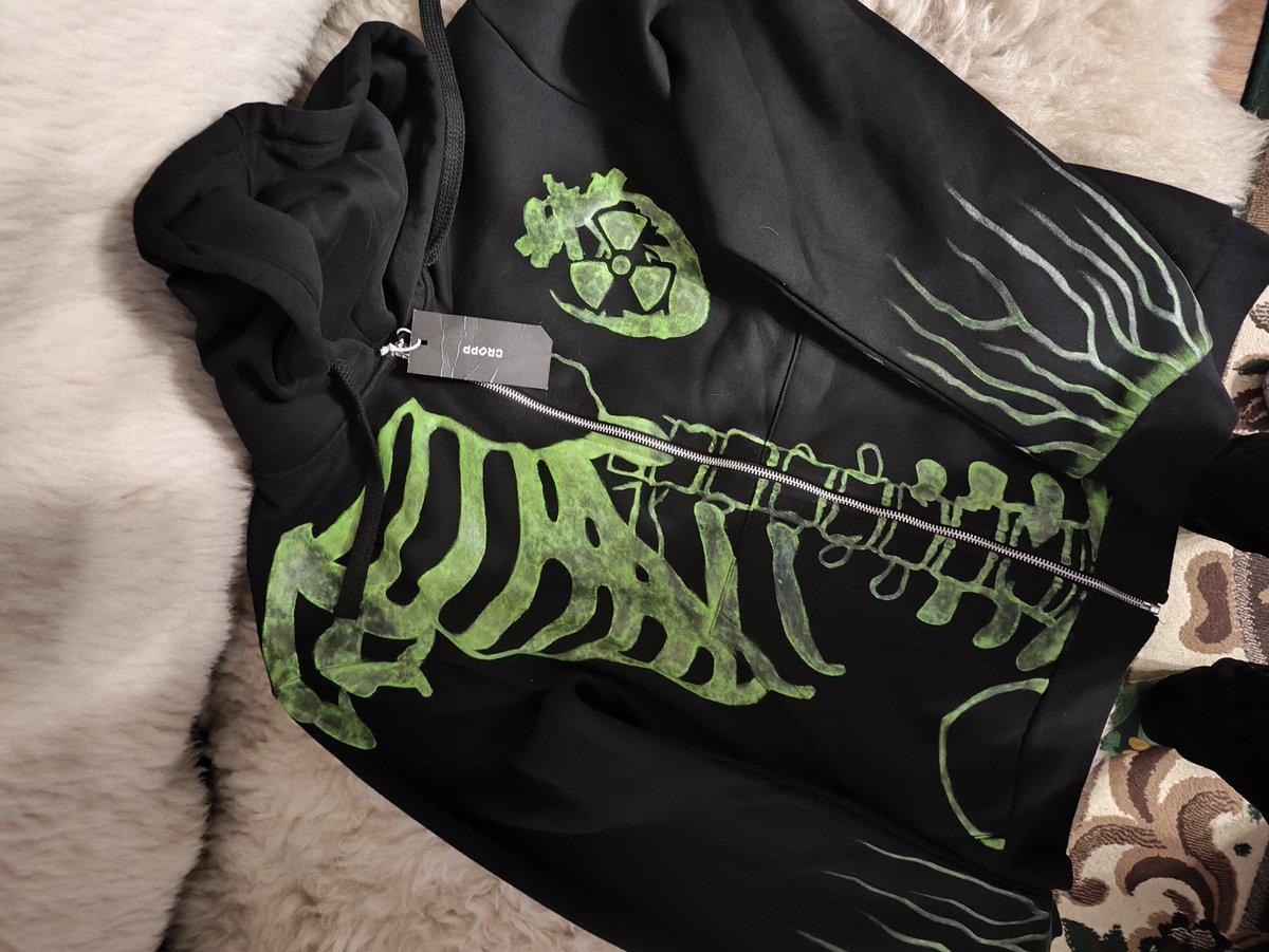kakchus's tweet photo. I GOT TWO PACKAGES TODAYYYYYYY
THANK YOU TO @saramixgame ILY ILY ILY ILY MY NAUKOSICK AUGHHHHH 😭🙏
AND THANK YOU TO @van_bones_ FOR THE HOODIE AHHH IT'S SO COMFY AND IT LOOKS SO GOOODDDDD I'M OBSESSEDDDD 😭💜💜💜 https://t.co/iwGjpeO8lC