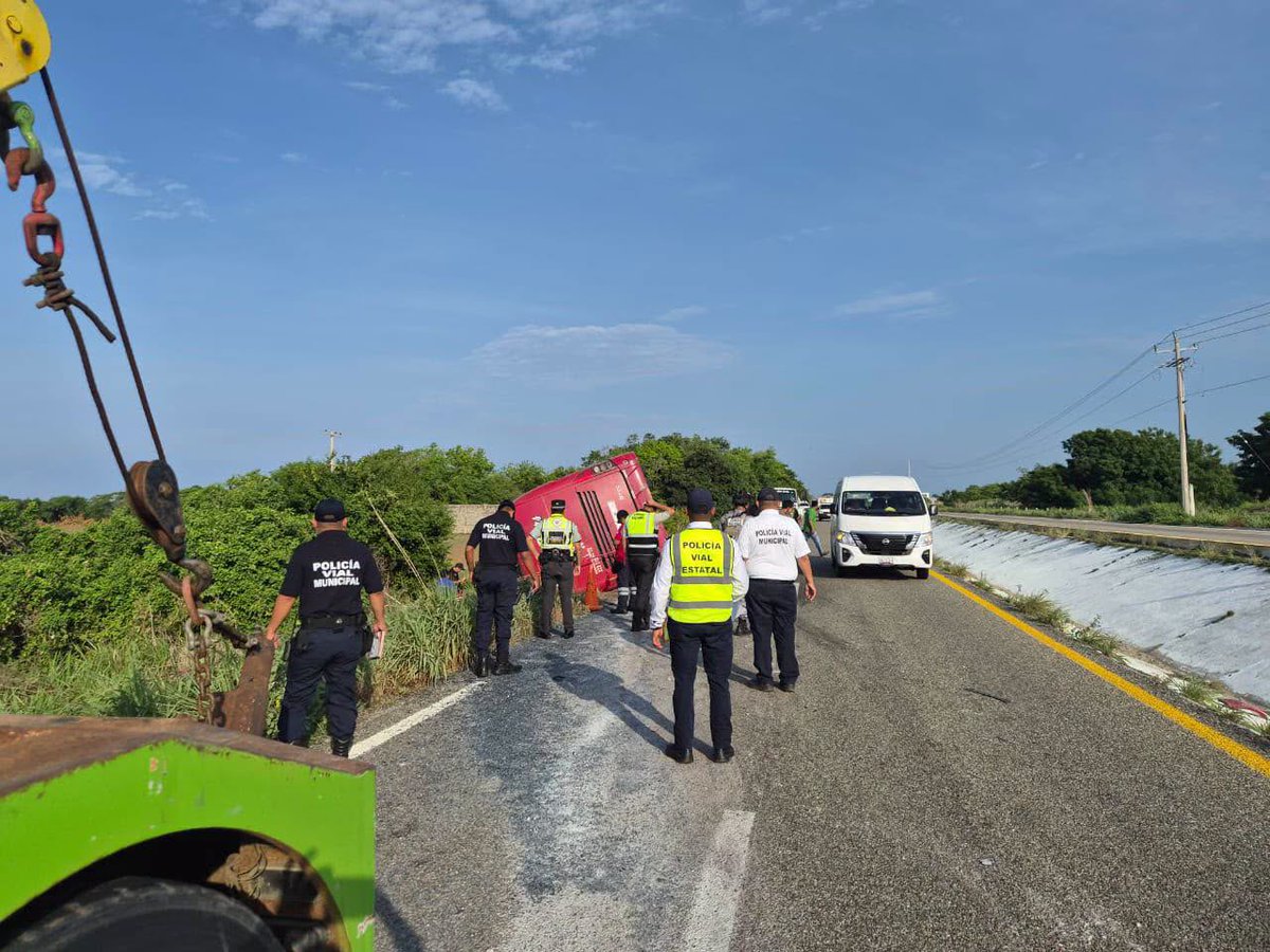 wilmergl_'s tweet photo. 🔴 Autobús con turistas procedentes de Guanajuato vuelca en la Costa de Oaxaca; reportan una persona fallecida

Una persona fallecida y seis con lesiones es el saldo que dejó la volcadura de un autobús turístico esta mañana en el kilómetro 157+500 sobre la carretera federal costera 200 en el tramo San Pedro Pochutla – Puerto Escondido. 

De acuerdo con información de corporaciones de vialidad, el percance se registró en inmediaciones del paraje El Tomatal en jurisdicción del municipio de Santa María Colotepec.

El autobús con razón social “Camila Tour” transportaba a un grupo de turistas originarios del estado de Guanajuato, quienes viajaban de Bahías de Huatulco hacía la ciudad de Oaxaca. 

El accidente dejó un saldo preliminar de una persona fallecida, seis lesionadas y 33 ocupantes resultaron ilesos. 

De acuerdo con el reporte de la Policía Vial Estatal, el conductor de la unidad no fue localizado, ya que presuntamente abandonó el lugar tras el percance. 

Al lugar arribaron elementos de la Unidad Municipal de Protección Civil de Santa María Colotepec, quienes brindaron atención prehospitalaria a los lesionados. 

Personal de la Policía Vial del Estado, Policía Estatal y Guardia Nacional División Caminos abanderaron el siniestro y realizaron las diligencias correspondientes.
.
#wilmergildigital #noticias #oaxaca