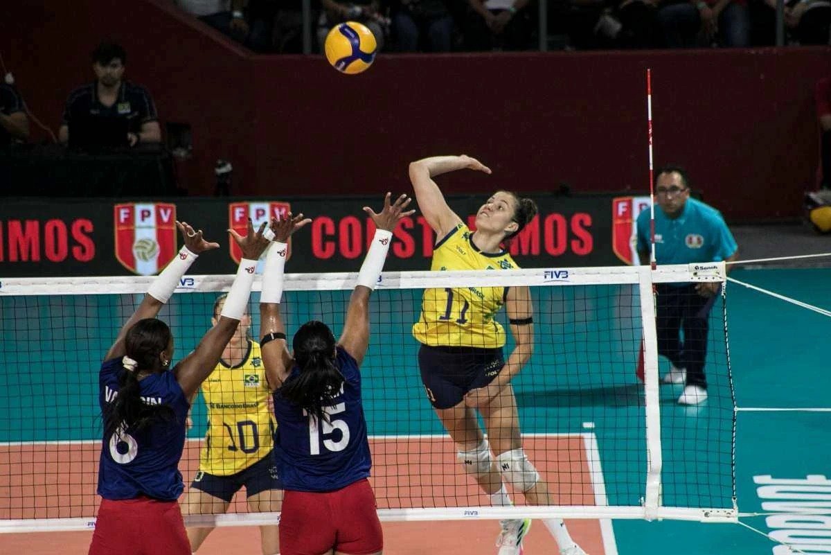 sitejornaldofla's tweet photo. 🔴⚫🇧🇷 Sesc Flamengo presente no título!

Quatro atletas do Rubro-Negro fizeram parte da conquista da Copa Sul-Americana Feminina de Vôlei pela Seleção Brasileira B.

Karina Souza, Vivian Lima, Juju Granda e Jaque Schmitz ajudaram o Brasil a fechar a competição com 100% de aproveitamento e levantar o troféu após vitória por 3 sets a 0 sobre a Colômbia na final.

Além do título, Karina terminou a decisão como maior pontuadora do Brasil e ainda foi eleita uma das melhores ponteiras do torneio. 🏆