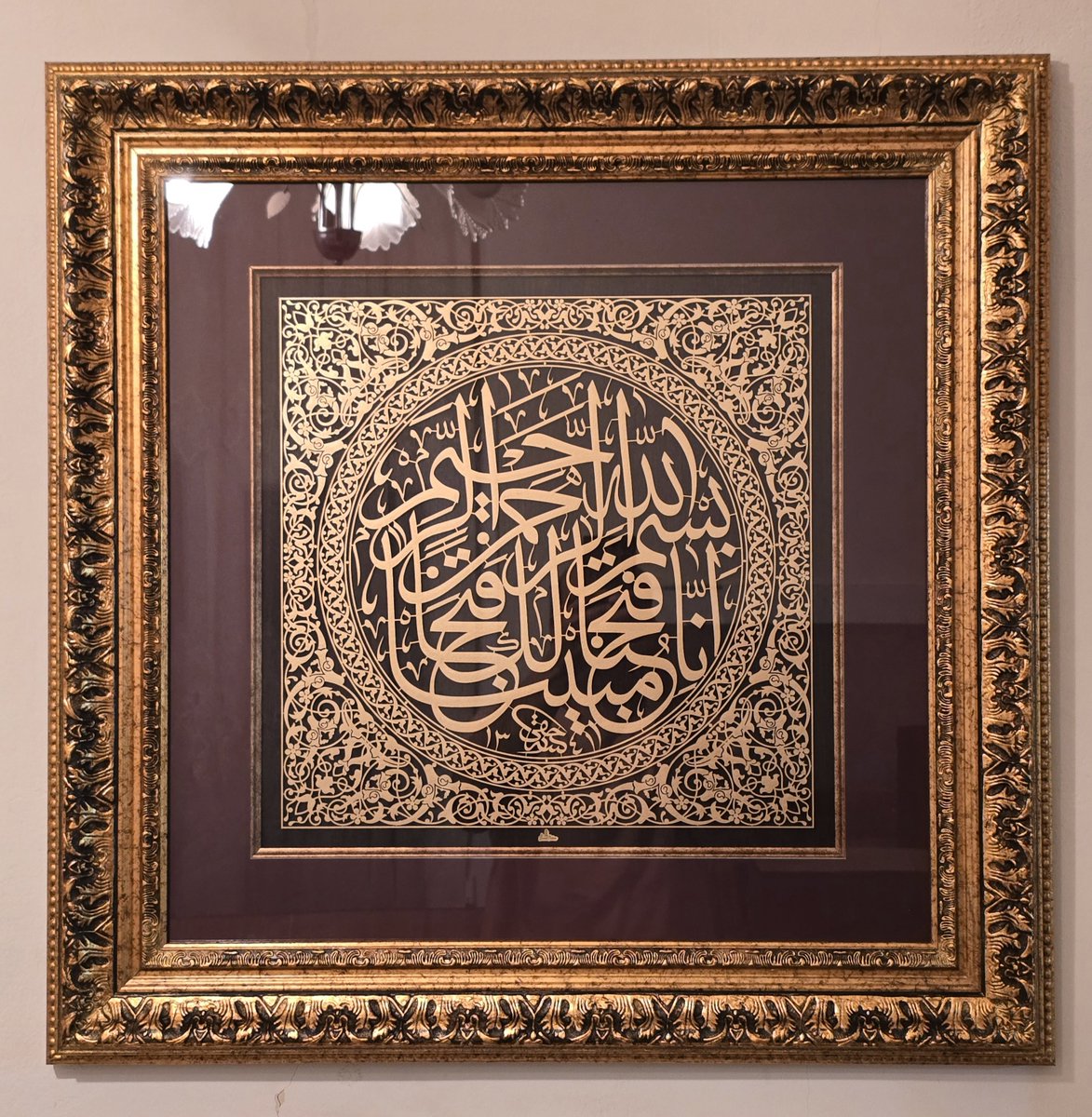 leafcuttingart's tweet photo. Bu güzel yazı ve tezhip Hattat ve Müzehhip İsmail Hakkı Altunbezer tarafından yapılmıştır. Bizde orijinal eseri en yakın bir bir şekilde yapmaya çalıştık. Yazı ve desen 3 mm esnek kontradan kesilmiş olup altın yaldız boyadır. Arka fon ceviz kaplamadır. https://t.co/F8B9XMNRiI