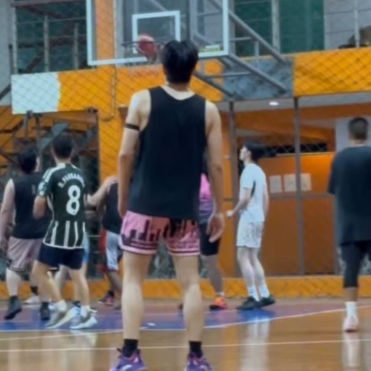 wedyiest's tweet photo. ฮือน่าย◌ักงะ น้องอินไปเล่นบาสโดดดึ๋ง ๆ กับเพื่อน ๆ 🥹🏀 แล้วเล่นกานโหดจัดแม่หลบก่อนเดวโดนลุกบาส ㅠㅡㅠ 

#innjkrsn ♥️♥️🤛🏻 https://t.co/5DfRU47eYh