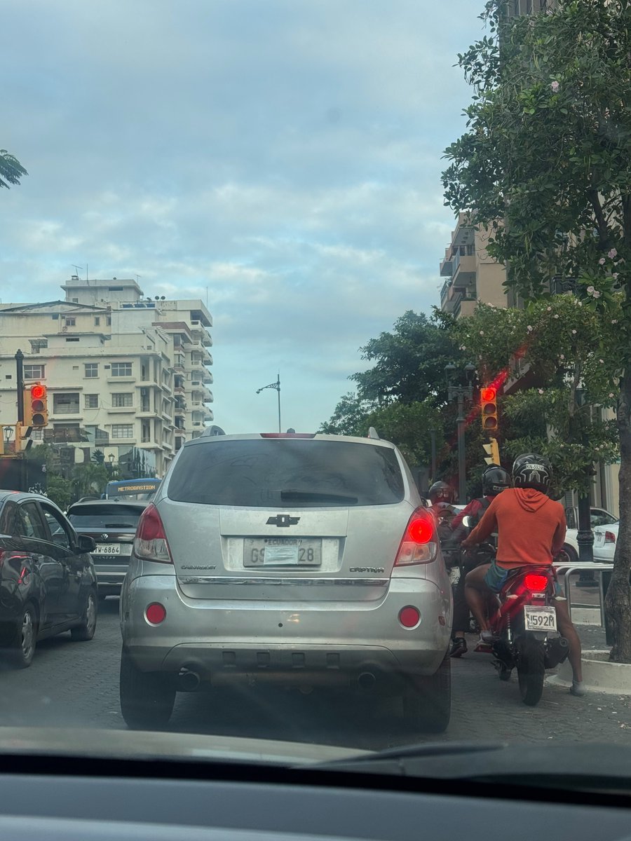 SubVives45562's tweet photo. @ATMGuayaquil 
Saludos me enviaron esta foto ,a los carros también les da COVID ?????? https://t.co/zmh56HNDdI