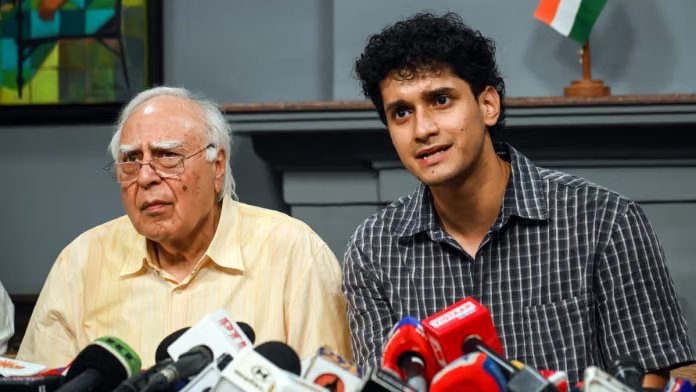 OM_Hindi's tweet photo. Kapil Sibal is an anti-national, anti-Hindu element!

RT if you Agree https://t.co/hjc7S1EsaW