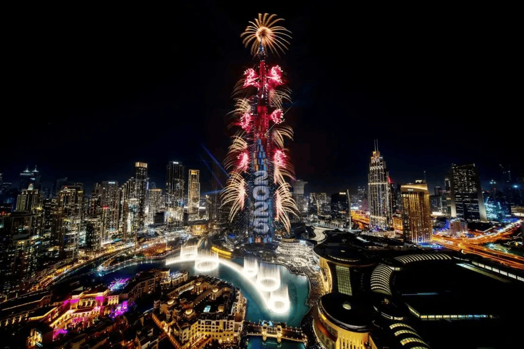 glhghhjjg's tweet photo. Midnight bells ring, sparkles dance, and 2025’s fresh chapter unfolds—happy New Year to all! https://t.co/VU9sgVTLop