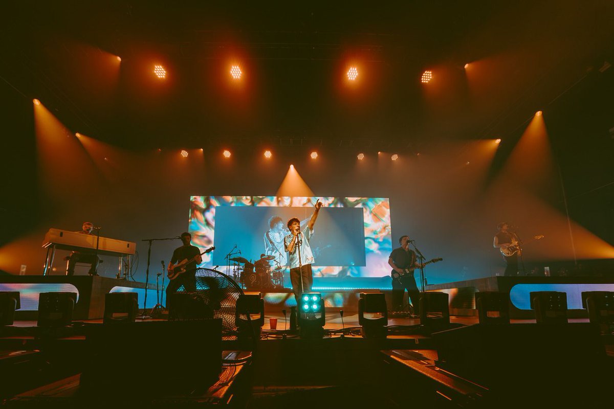 masonicdet's tweet photo. @Louis_Tomlinson took us where the sunflowers are hidin’ 🌻💗
📸: Jake Mulka https://t.co/21UiaLFhgL
