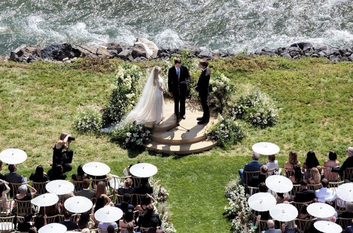 erobertsfiles's tweet photo. Emma Roberts and Cody John in newly shared wedding photo 🤍 https://t.co/z88LhExS5h