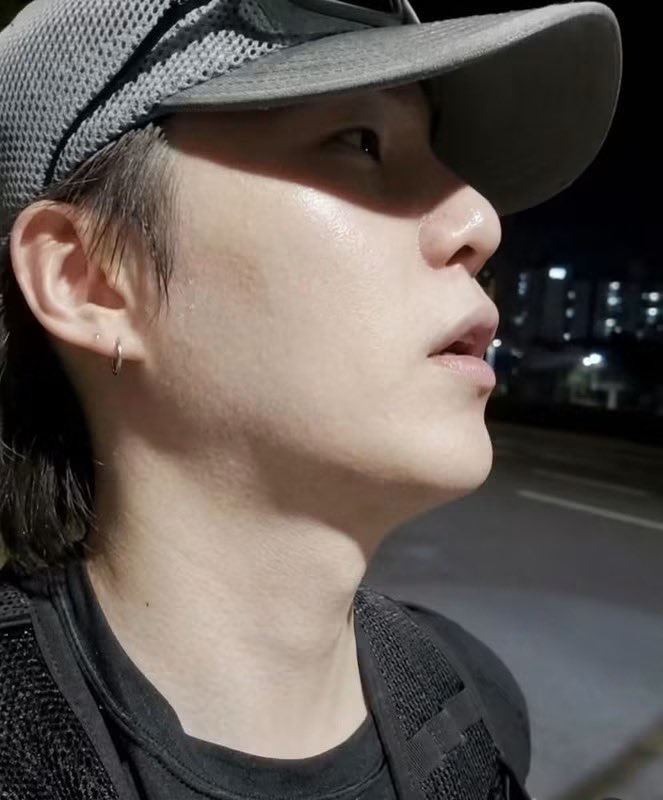 realsuga001's tweet photo. This is me without a makeup 💄 https://t.co/sNKGIQfzH5